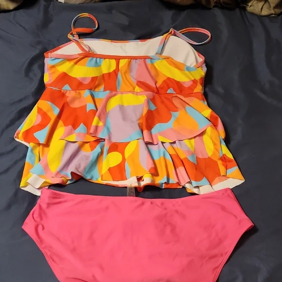 Colorful Ruffled Swimsuit Set - Picture 3 of 9